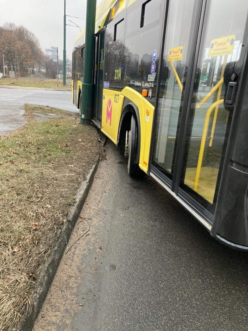 Kolizja autobusu ze słupem w Będzinie. Uwaga na utrudnienia w ruchu drogowym przy ul. Kołłątaja!