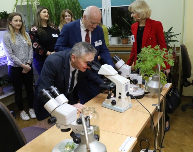 Noc Biologów na Uniwersytecie Jana Kochanowskiego w Kielcach. Było mnóstwo o wodzie.