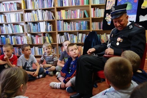 Bojanowo: Strażak czytał dzieciom w bibliotece [ZDJĘCIA]