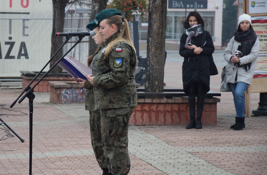 Łomżyńska młodzież wspólnie odśpiewała hymn narodowy