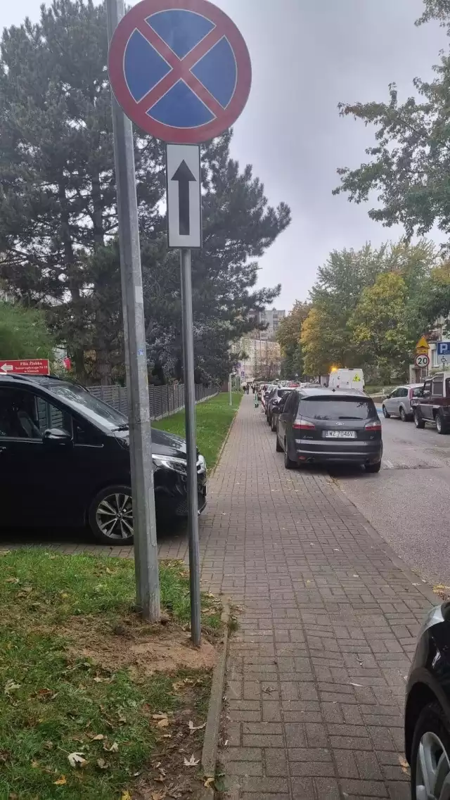 Na ulicy Chopina na wysokości Przedszkola Samorządowego w Kielcach ustawiono znak zakazu zatrzymywania się. Kierowcy skarżą się, że nie mają gdzie zostawić samochodu na czas zaprowadzania dziecka do placówki.