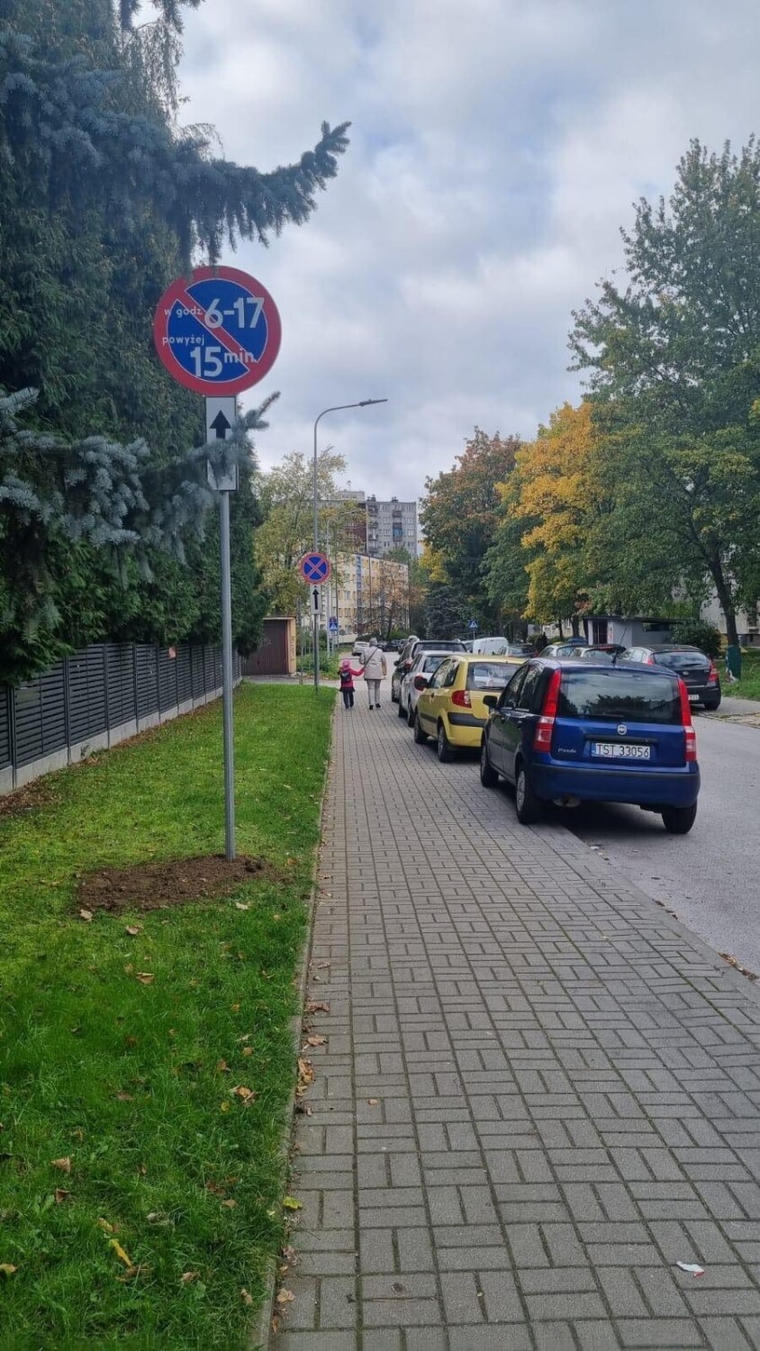 Problem z parkowaniem na ulicy Chopina w Kielcach. Zakaz zatrzymywania ustawiono przed przedszkolem 