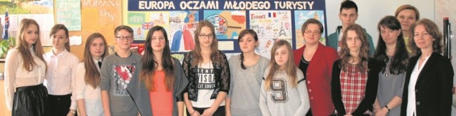 Uczniowie gimnazjów - laureaci konkursu plastycznego "Europa oczami młodego turysty".