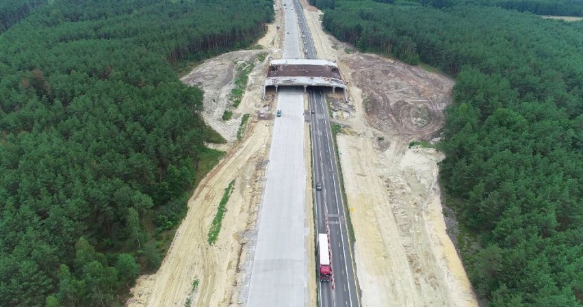 Autostrada A1 w kierunku Łodzi wygląda coraz lepiej. Zdjęcia z drona  