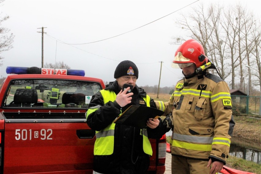 Ćwiczenia powodziowe strażaków przy rzece Karwianka w Karwi. W akcji wzięło udział 14 jednostek z powiatu puckiego
