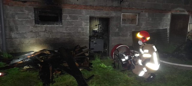 Nocny pożar fabryki mebli w Brodach. Akcja trwała blisko 3 godziny.