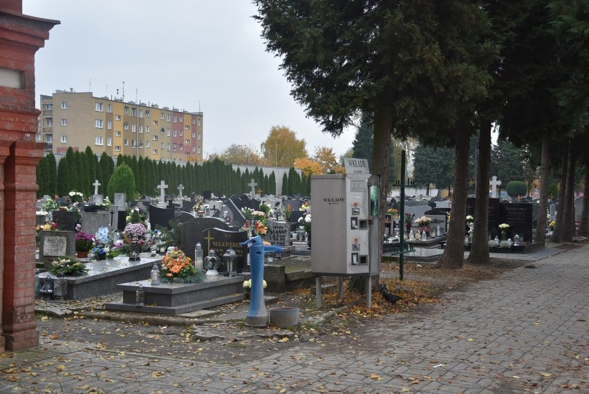 Grodzisk: Bramy cmentarza otwarte, ale nekropolii praktycznie nikt nie odwiedza 