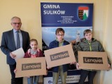 Laptopy dla dzieci i wnuków byłych pracowników PGR w Sulikowie. 134 uczniów otrzyma nowoczesny sprzęt