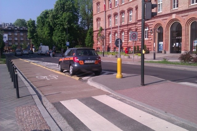 Tak parkującemu kierowcy grozi mandat w wysokości 100 zł