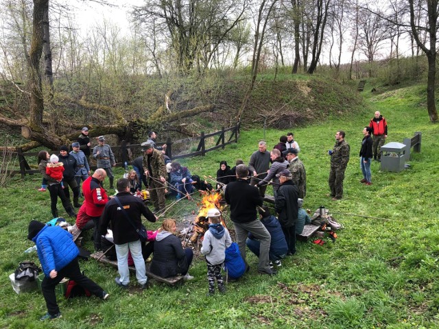 W niedzielę społecznicy z kilku organizacji oraz osoby indywidualne uczestniczyły w Wielkim Sprzątaniu Twierdzy Przemyśl.