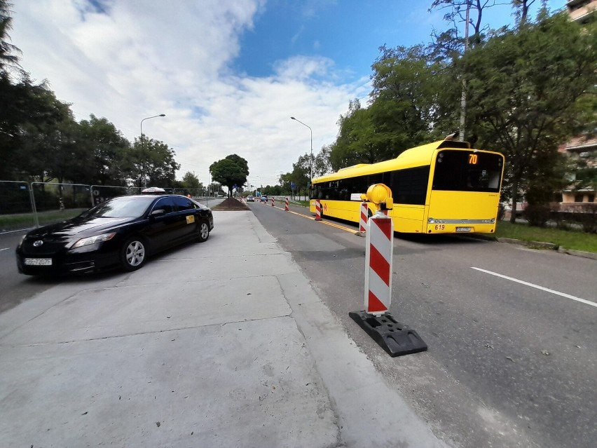 Zachodnia część mostu nad Rawą i kładki idzie do remontu....