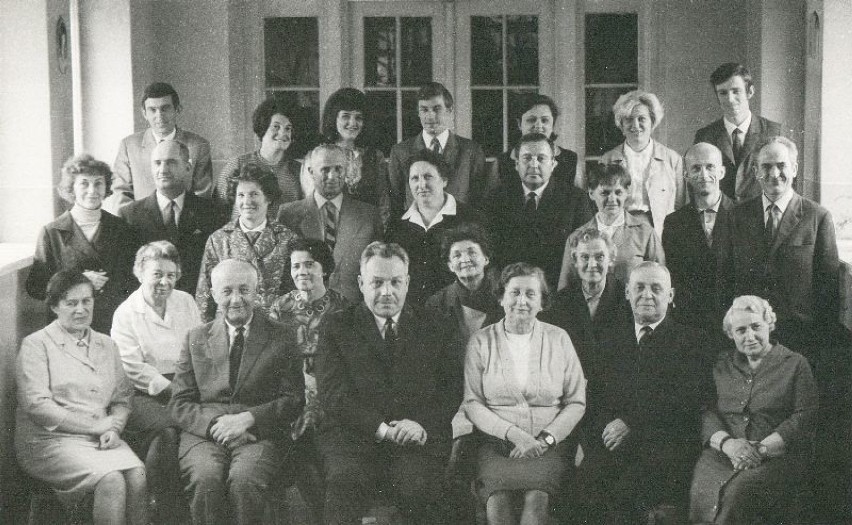 Nauczyciele 1969 r. Siedzą od lewej: Maria Bielska -...