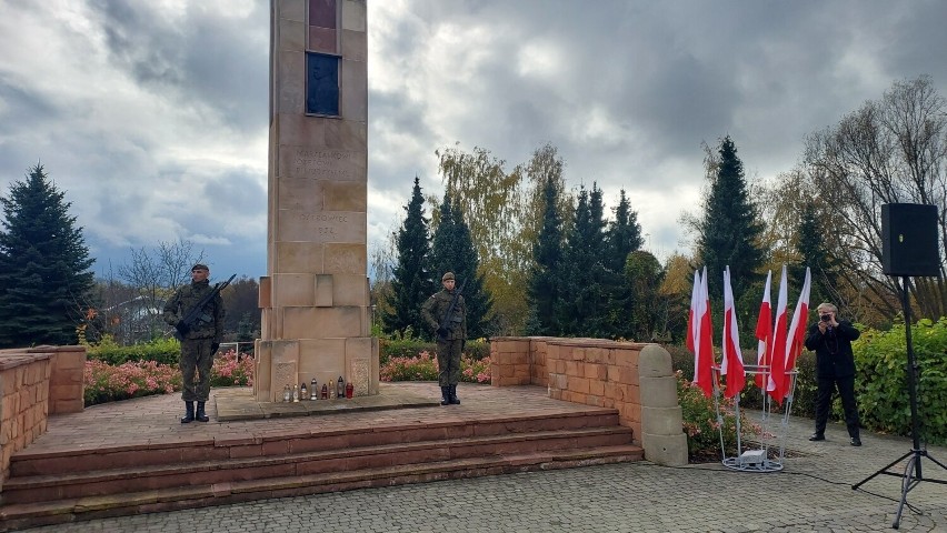 Narodowe Święto Niepodległości 2023 w Ostrowcu Świętokrzyskim. Mieszkańcy spotkali się przy pomniku marszałka Józefa Piłsudskiego. Zdjęcia