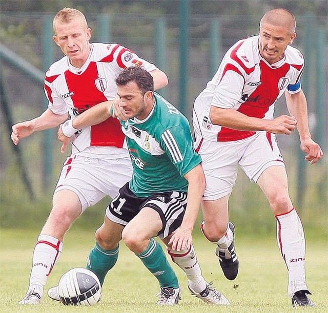 Piłkę rywalowi starają się odebrać Marcin Adamski (z prawej) i Dariusz Kłus.
