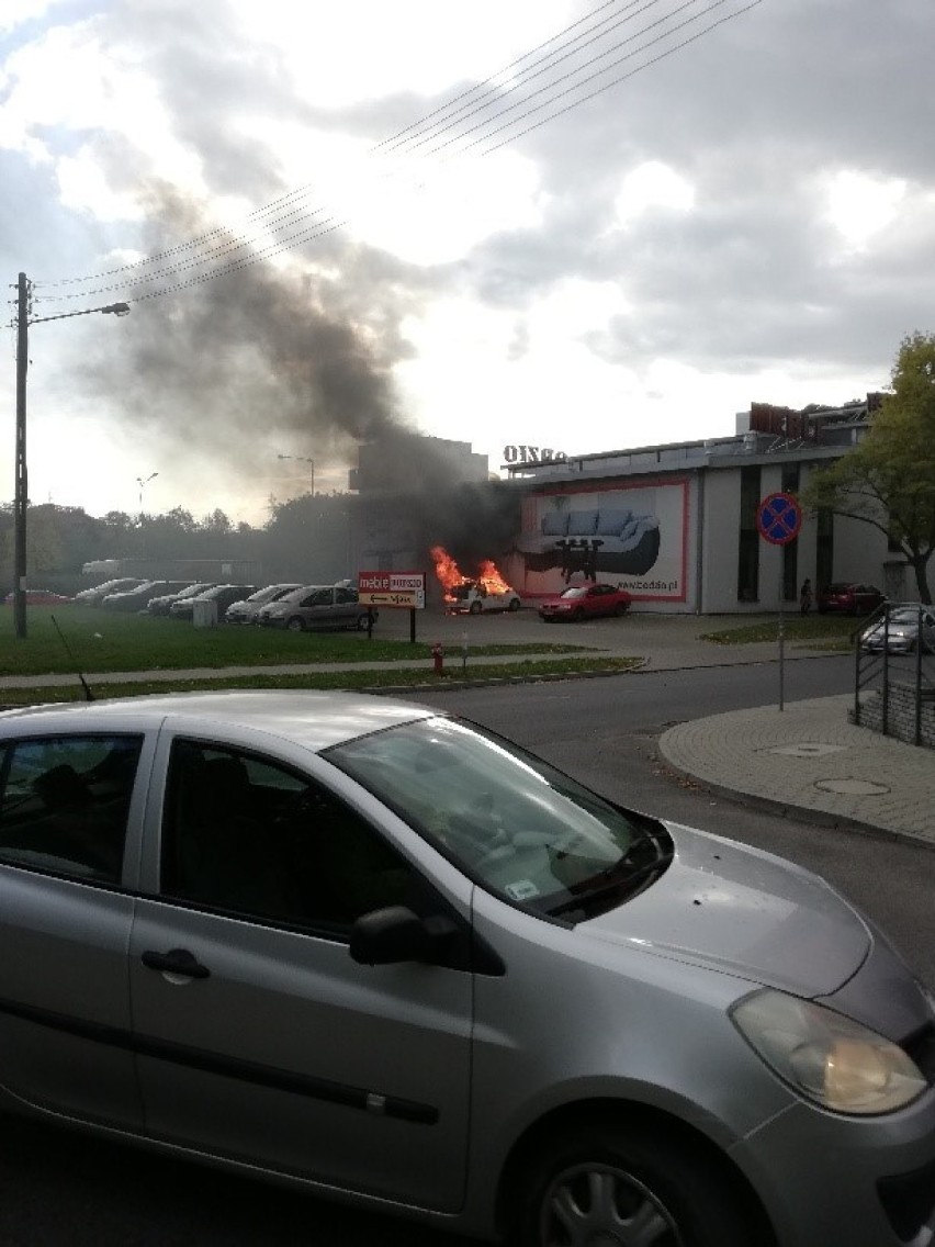 Pożar samochodu w Piotrkowie przed salonem meblowym Bodzio