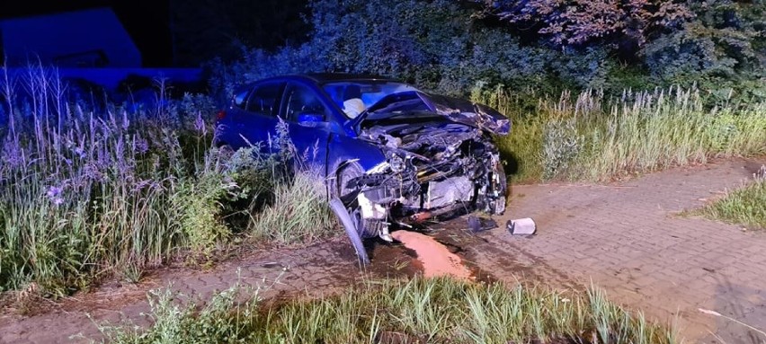 Nocny wypadek w Skarżysku. Za kierownicami młodzi ludzie. Jedna osoba w szpitalu