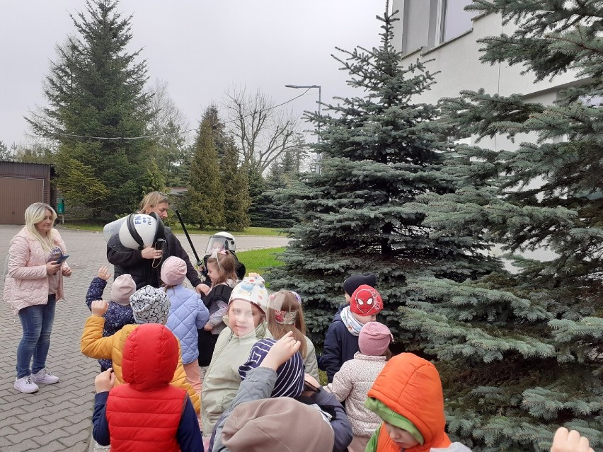 Przedszkolaki z "Bajkowej Krainy" odwiedziły policjantów z Radomska