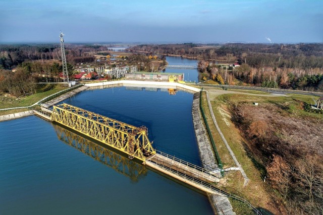 Tym razem dron gorzowianina Grzegorza Walkowskiego, który specjalizuje się w podniebnej fotografii i wykonuje zachwycające zdjęcia miast, wsi, zabytków, jezior Ziemi Lubuskiej z lotu ptaka -  przefrunął nad Zbiornikiem Dychowskim  (4 mln metrów sześc. wody, sto hektarów powierzchni lustra wody) i elektrownią szczytowo-pompową „Dychów”. To najstarszy tego typu zabytek techniki w Polsce! Niemcy zbudowali go wraz z całym kompleksem budowli hydrotechnicznych w latach 1933-1936. Wytwarzana w Dychowie energia zasilała nawet Berlin… Jak informuje spółka PGE Odnawialna Energia, Zespół Elektrowni Wodnych Dychów tworzą obiekty na rzekach Bóbr, Nysa Łużycka i Kwisa. Dominującą rolę odgrywa tu elektrownia szczytowo-pompowa „Dychów” . Poza tym jest to 16 małych elektrowni przepływowych. Ich łączna moc wynosi około 20 MW.