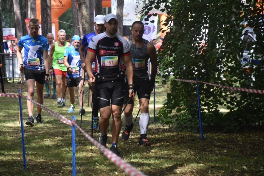 Puchar Polski Nordic Walking w Wągrowcu. Zawodnicy wyruszyli w 10-kilometrową trasę. Zobacz zdjęcia z rozgrzewki i startu  