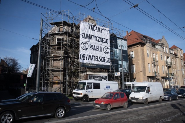 Grupa Extinction Rebellion Poznań, której akcje można od kilku miesięcy obserwować, wywiesiła olbrzymi banner na kamienicy przy ulicy Roosevelta, na wysokości Mostu Teatralnego.