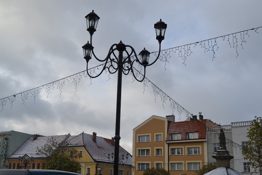 Świąteczne ozdoby w Rybniku już wiszą. 6 grudnia iluminacja