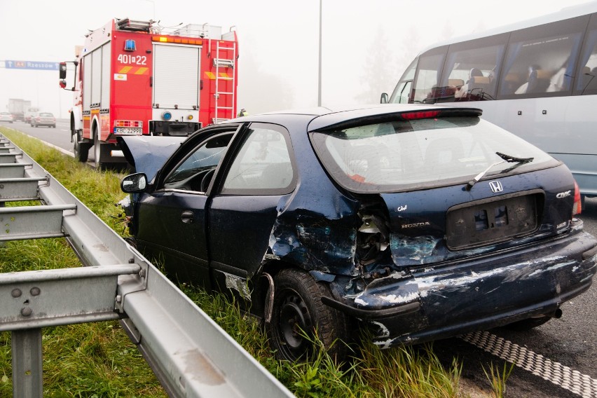 Bochnia: wypadek na A4. Kierowca wypadł przez okno i zginął [ZDJĘCIA]