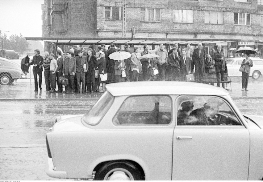 Fragment ulicy przy skrzyżowaniu z ul. Skolimowską, 1968 rok