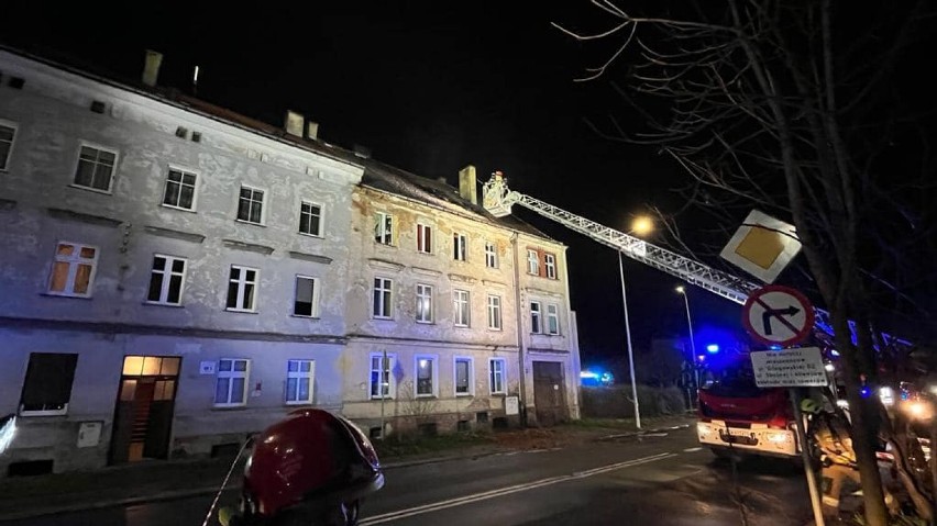 Śmiertelny pożar przy ulicy Głogowskiej w Legnicy. Dwie osoby ratując się przed ogniem, wyskoczyły z okna. Jedna nie żyje