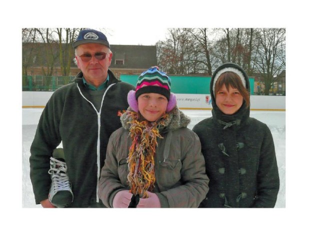 Karolina Ciemielewska (w środku) i Emilia Izak jeździły w tym sezonie kilka razy. W niedzielę już sobie nie pojeździli, bo na lodzie było za dużo wody.