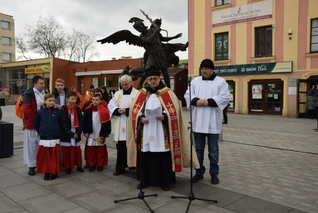 Święcenie pomnika w lubińskim rynku. Archanioł Michał czuwa nad Lubinem!