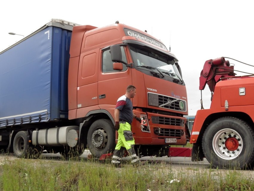 Bielany Wrocławskie: Ciężarówka zablokowała wjazd na AOW (ZDJĘCIA)