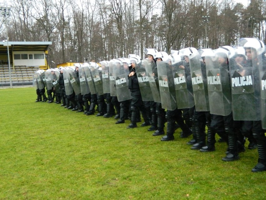 Policjanci na stadionie w Wejherowie
