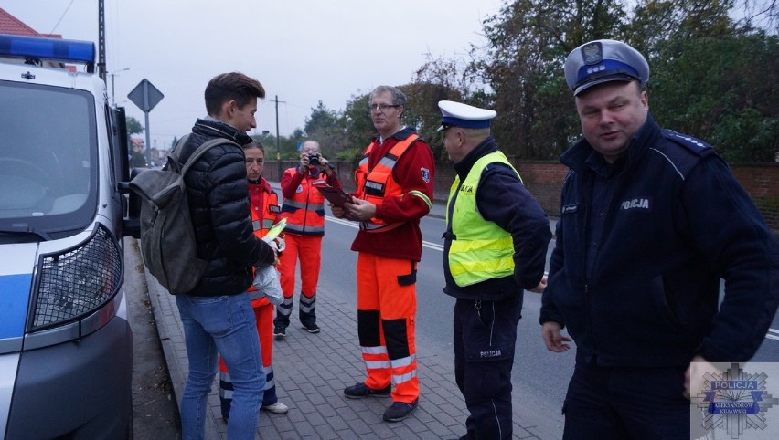 Policjanci z Aleksandrowa Kujawskiego wspólnie z ratownikami rozdawali kamizelki [zdjęcia]