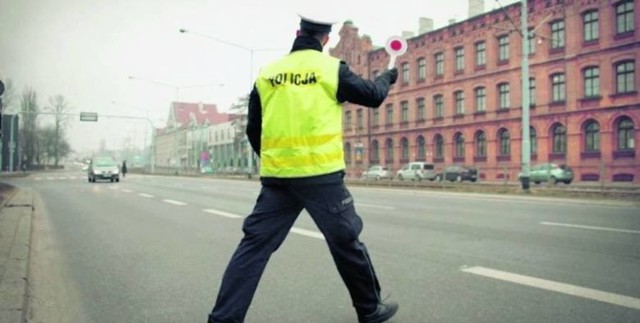 Policjanci ukarali kierowcę mandatem karnym w wysokości 400 złotych i 10 punktami karnymi. Zatrzymali jego prawo jazdy