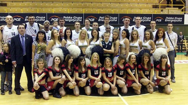 Family foto PGE Turówa Zgorzelec i cheerleaders Turowa