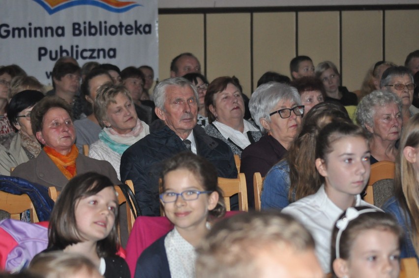 Gmina Mokrsko: wyjątkowy wieczór poświęcony papieżowi Polakowi [Zdjęcia]