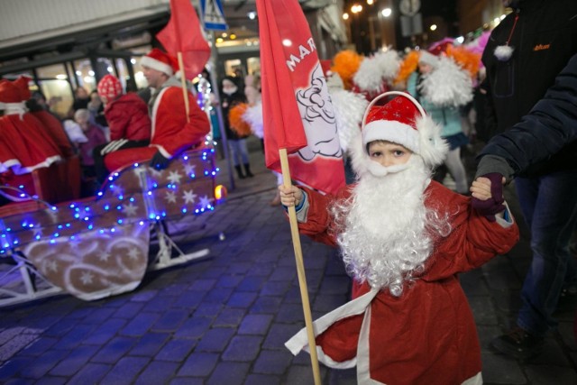 Marsz świętych Mikołajów przeszedł przez Opole. Było ich 500!