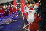 Czerwony i świąteczny marsz Mikołajów w Opolu. Jarmark bożonarodzeniowy trwa! [DUŻO ZDJĘĆ]