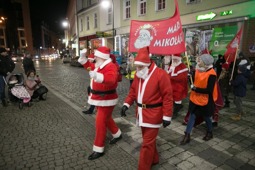 Marsz świętych Mikołajów przeszedł przez Opole. Było ich...
