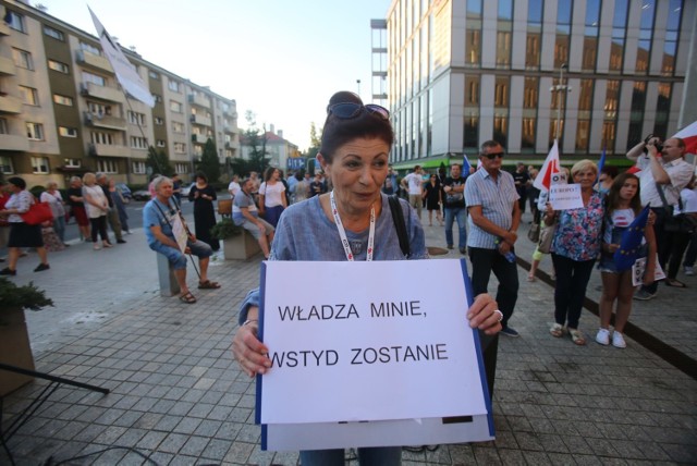 To kolejny dzień protestów w obronie Sądu Najwyższego, w którym dokonuje się właśnie czystka kadrowa pod pozorem zmiany wieku emerytalnego. Jedna czwarta składu orzekającego, w tym pierwsza prezes Małgorzata Gersdorf, została odesłana w stan spoczynku czyli na sędziowską „emeryturę”.

Wolni ludzie stanęli w obronie wolnych sądów.