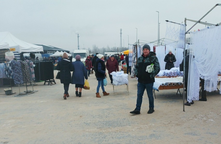 Tak było na nowym targowisku przy ul. Sokołowskiej w Golubiu-Dobrzyniu 1 grudnia 2023. Zobacz zdjęcia