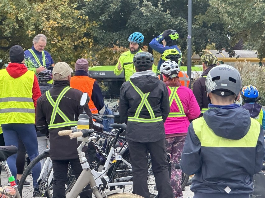 Miłośnicy rowerów wzięli udział w "Strasznie odblaskowym rajdzie jednośladowym"