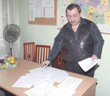 Radny Marek Bugajski pokazuje listy z podpisami mieszkańców, którzy nie chcą likwidacji tramwaju.