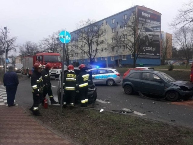 Do wypadku doszło w czwartek, 21 lutego, na ul. Podgórnej na wysokości skrętu w ul. Szafrana. Zderzyły się trzy samochody. Na miejscu są służby ratunkowe.

Na ul. Podgórnej około godz. 8.00 zderzyły się trzy samochody. Na miejscu są wozy straży pożarnej. Strażacy zajęli się zabezpieczeniem rozbitych samochodów. Jak mówią nam świadkowie wydarzeń, z jednego z samochodów mocno się dymi i są przy nim strażacy z gaśnicą.

Na miejscu jest zielonogórska policja. Pasy ruchu w kierunku szpitala są zablokowane.

WIDEO: Ekoenergetyka Zielona Góra zaprasza do siebie
