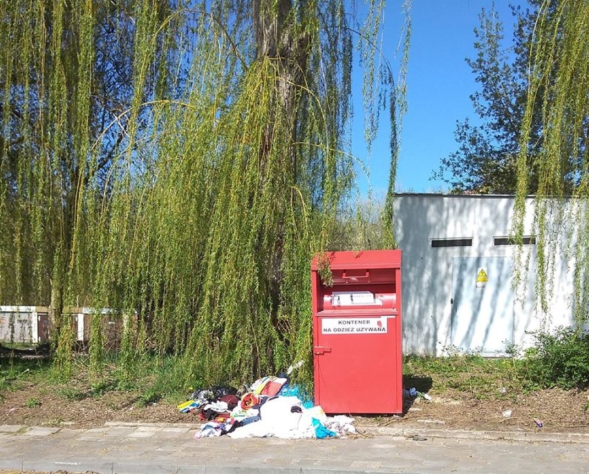 Chodzież: Przepełnione kontenery na ubrania - częsty i smutny widok. Jest apel: "Kupujmy mniej"