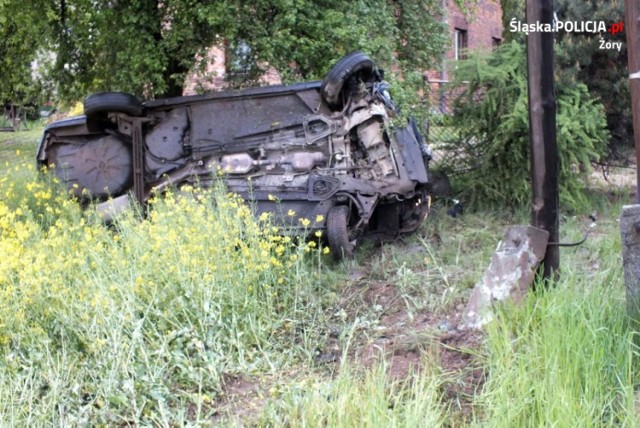 W Rogoźnej samochód wypadł z drogi. Kierowca był pijany