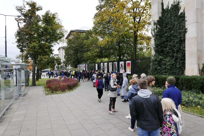 Warszawa. Tłumy przed Muzeum Narodowym. Wszyscy chcą zobaczyć prace Witkacego