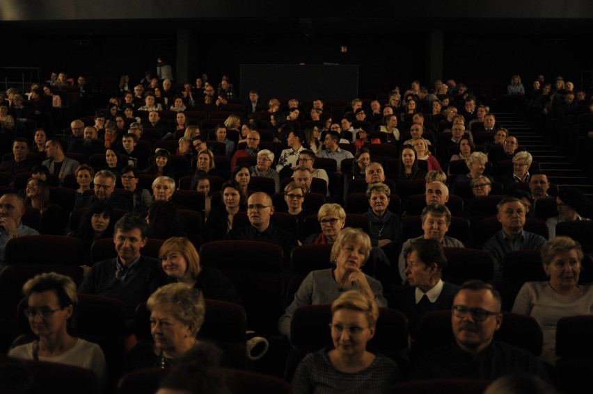 Wieluń: Pełna sala w kinie Syrena na spektaklu „Pozory Mylą"[ZDJĘCIA]]