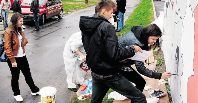 Akcję malowania murów zorganizowali Młodzi Demokraci