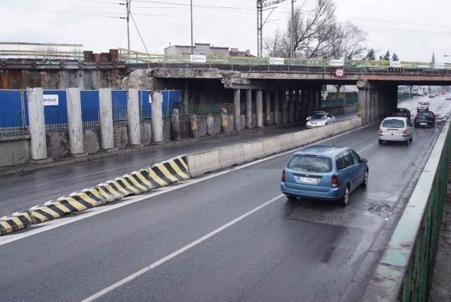 Wąskie gardło pod wiaduktem na ul. Krakowskiej zniknęło. Do połowy kwietnia ruch odbywać się będzie dwoma pasami